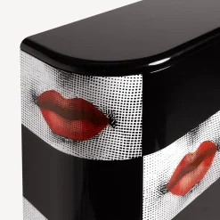 Fornasetti Armadi Curvi^Bacio Del Mobile Curvo Bianco/Nero/Rosso