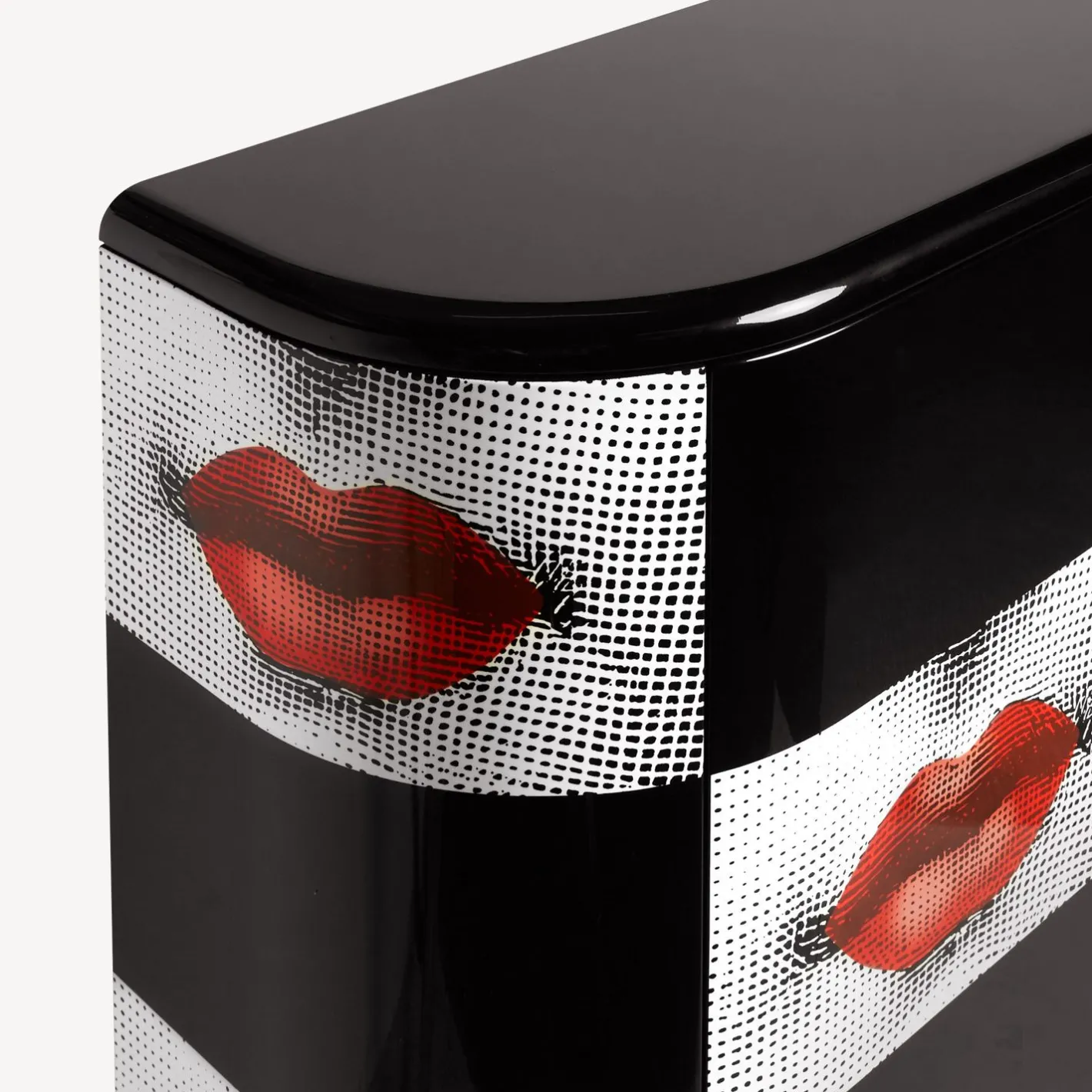 Fornasetti Armadi Curvi^Bacio Del Mobile Curvo Bianco/Nero/Rosso