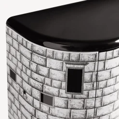 Fornasetti Armadi Curvi^Cabinet Curvo Architettura Bianco Nero
