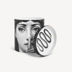 Fornasetti Candele Profumate^Candela Profumata Nel Mentre - Decoro Mascherina - Fragranza Frutto Proibito Bianco/Nero/Oro