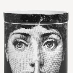 Fornasetti Candele Profumate^Candela Profumata Nel Mentre - Decoro Mascherina - Fragranza Frutto Proibito Bianco/Nero/Oro