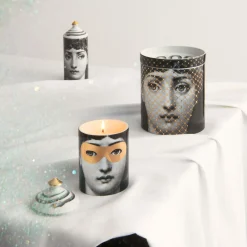 Fornasetti Candele Profumate^Candela Profumata Nel Mentre - Decoro Mascherina - Fragranza Frutto Proibito Bianco/Nero/Oro