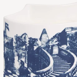 Fornasetti Candele Profumate^Candela Profumata Nel Vaso Nel Mentre - Decoro Giardino Settecentesco - Fragranza Giardino Segreto Blu Bianco