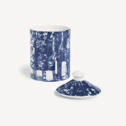 Fornasetti Candele Profumate^Candela Profumata Se Poi - Decoro Giardino Settecentesco - Fragranza Giardino Segreto Blu Bianco