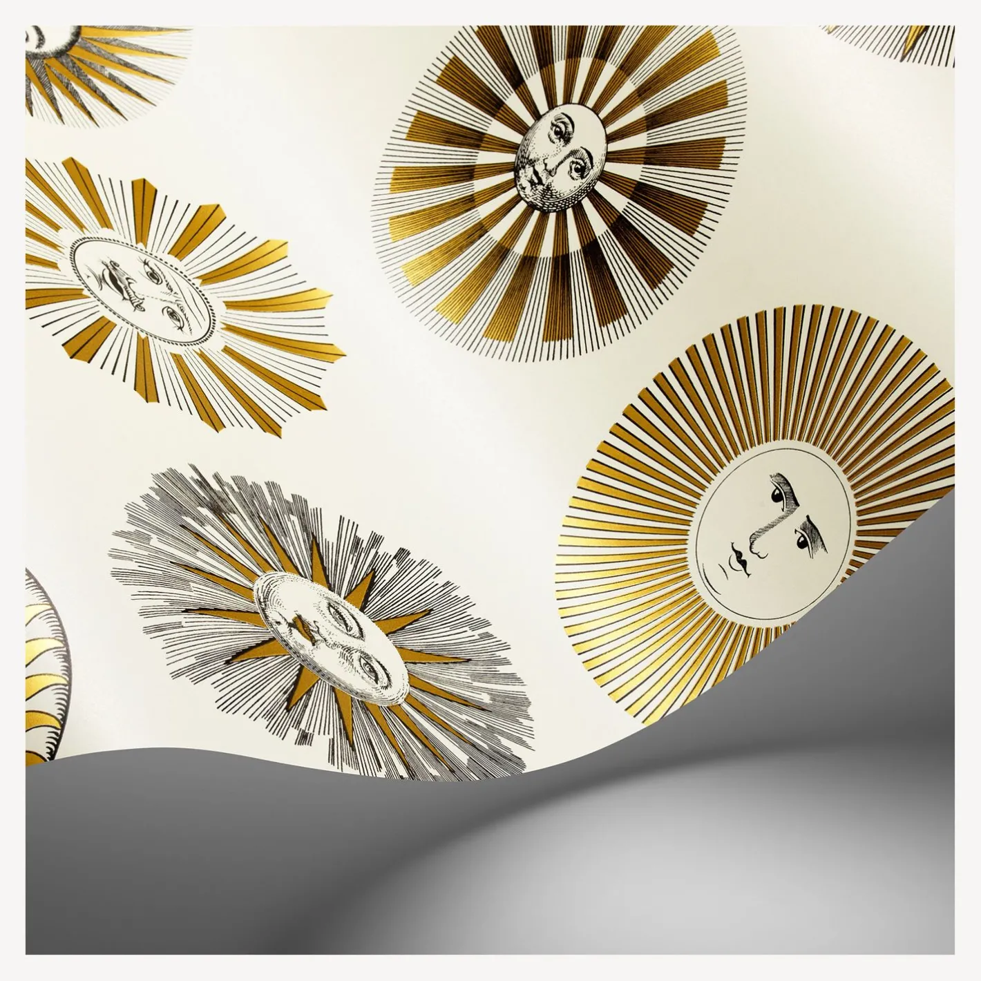 Fornasetti Sfondo^Carta Da Parati Soli Crema E Oro