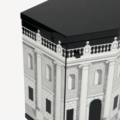 Fornasetti Armadietti^Comodino Poliedrico Casa Con Colonne Bianco Nero