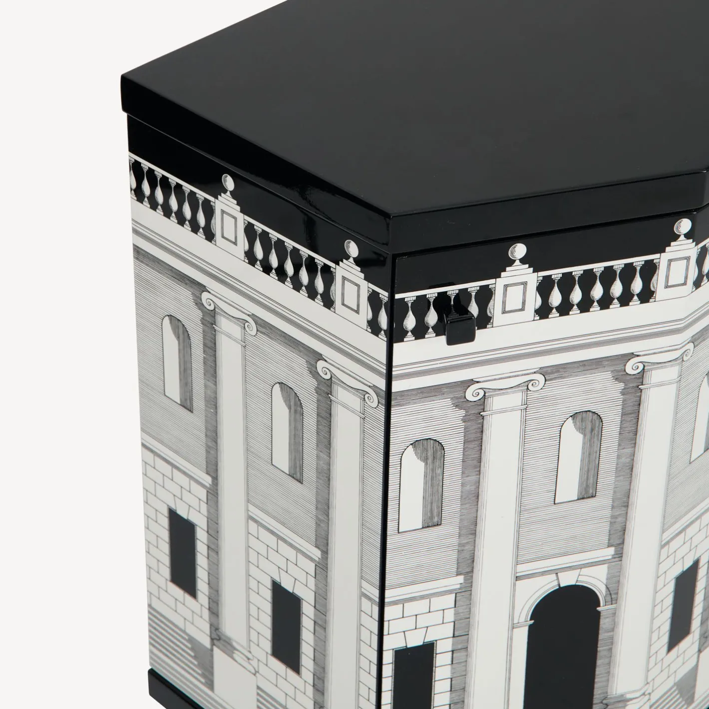 Fornasetti Armadietti^Comodino Poliedrico Casa Con Colonne Bianco Nero