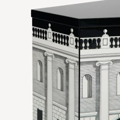 Fornasetti Armadietti^Comodino Poliedrico Casa Con Colonne Bianco Nero