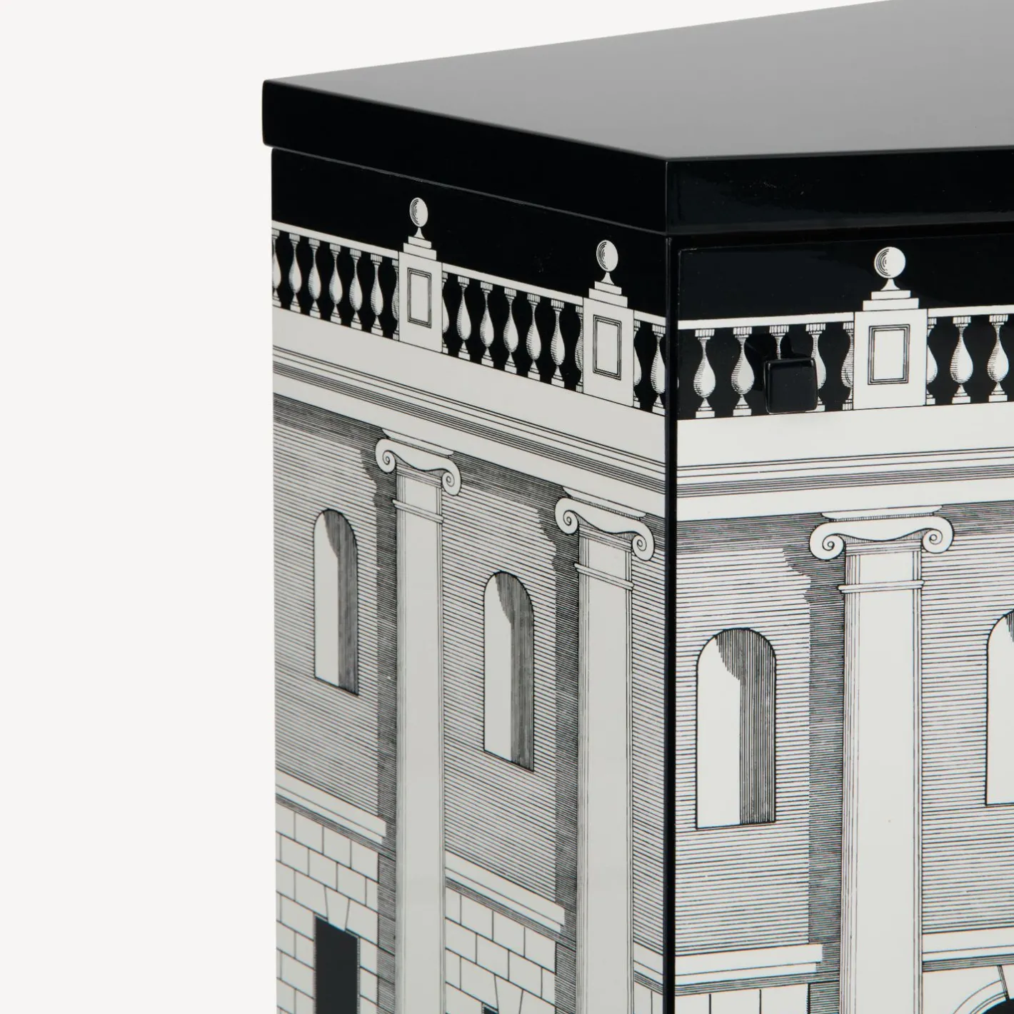 Fornasetti Armadietti^Comodino Poliedrico Casa Con Colonne Bianco Nero