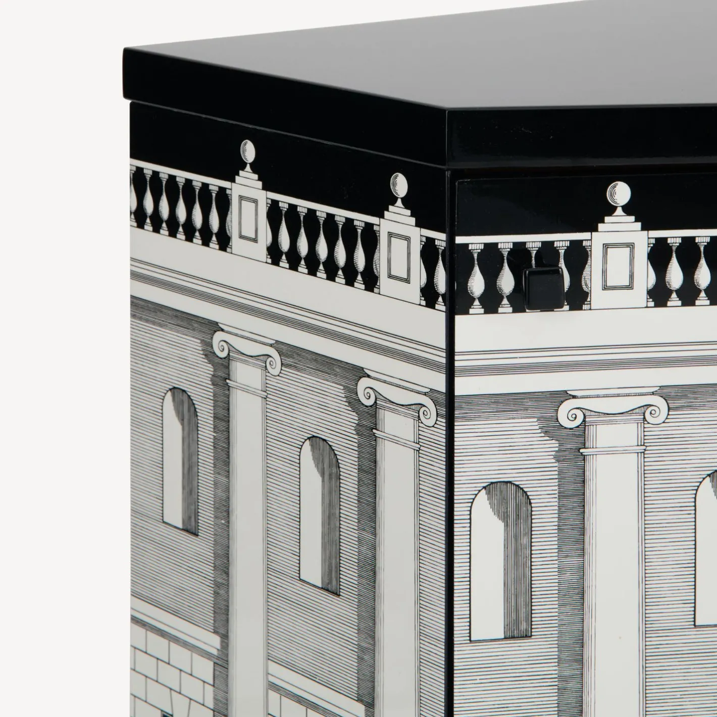 Fornasetti Armadietti^Comodino Poliedrico Casa Con Colonne Bianco Nero