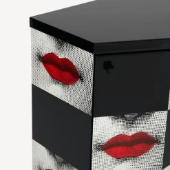 Fornasetti Armadietti^Comodino Poliedrico Kiss Rosso/Bianco/Nero