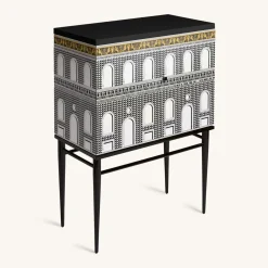 Fornasetti Armadietti^Madia Piccola Rialzata Facciata Quattrocentesca Bianco/Nero/Giallo