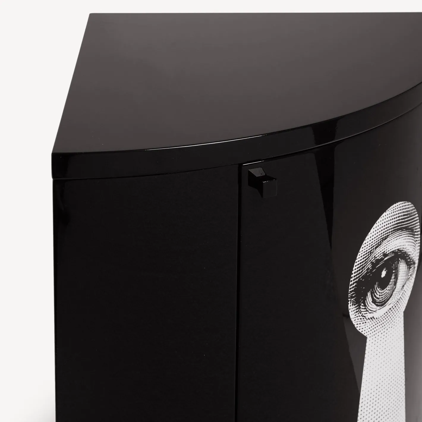 Fornasetti Armadietti^Mobile Ad Angolo Serratura Bianco Nero