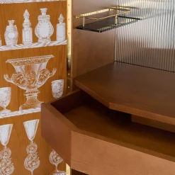 Fornasetti Armadi Curvi^Mobile Bar Curvo Poliedrico Vasi Multicolore