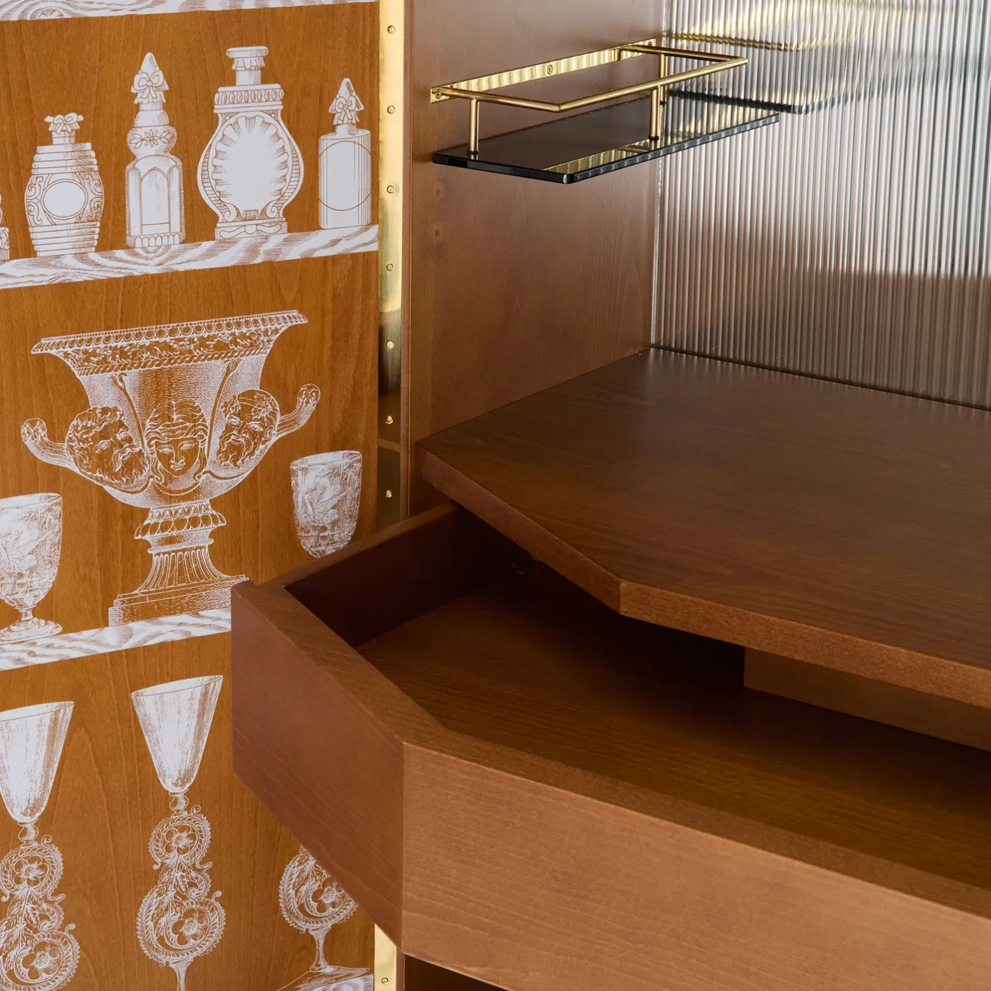 Fornasetti Armadi Curvi^Mobile Bar Curvo Poliedrico Vasi Multicolore
