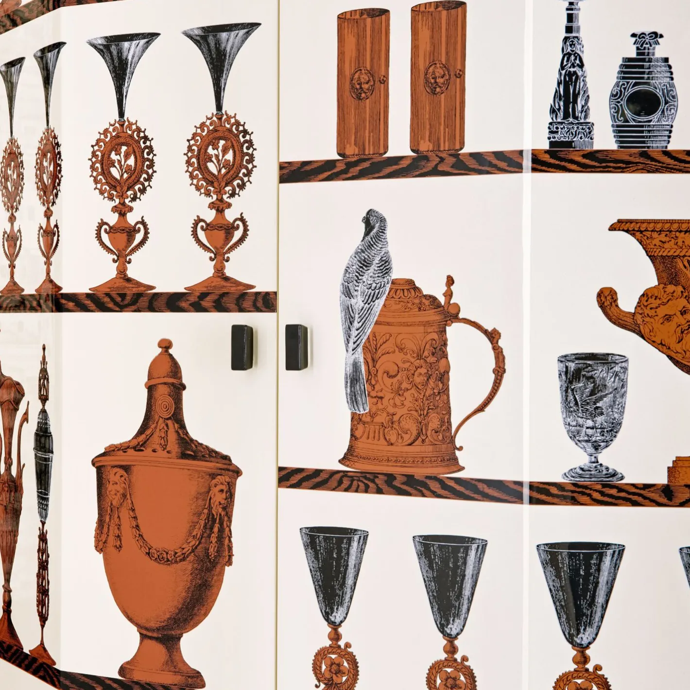 Fornasetti Armadi Curvi^Mobile Bar Curvo Poliedrico Vasi Multicolore
