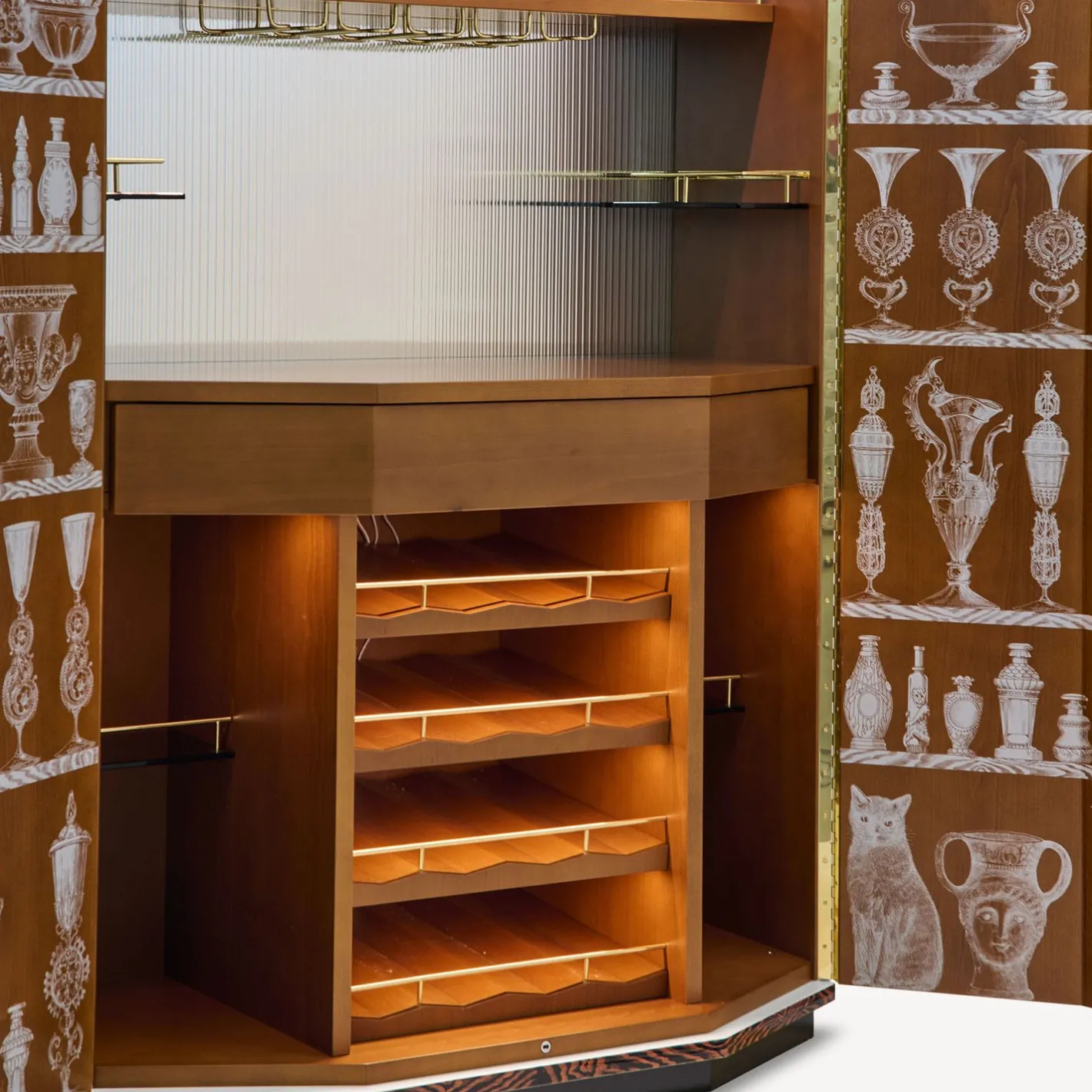 Fornasetti Armadi Curvi^Mobile Bar Curvo Poliedrico Vasi Multicolore