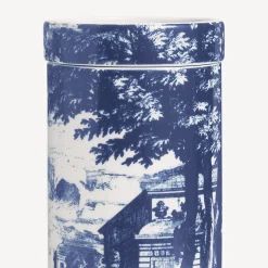 Fornasetti Candele Profumate^Nel Mentre Candela Profumata Alta - Decoro Giardino Settecentesco - Fragranza Giardino Segreto Blu Bianco