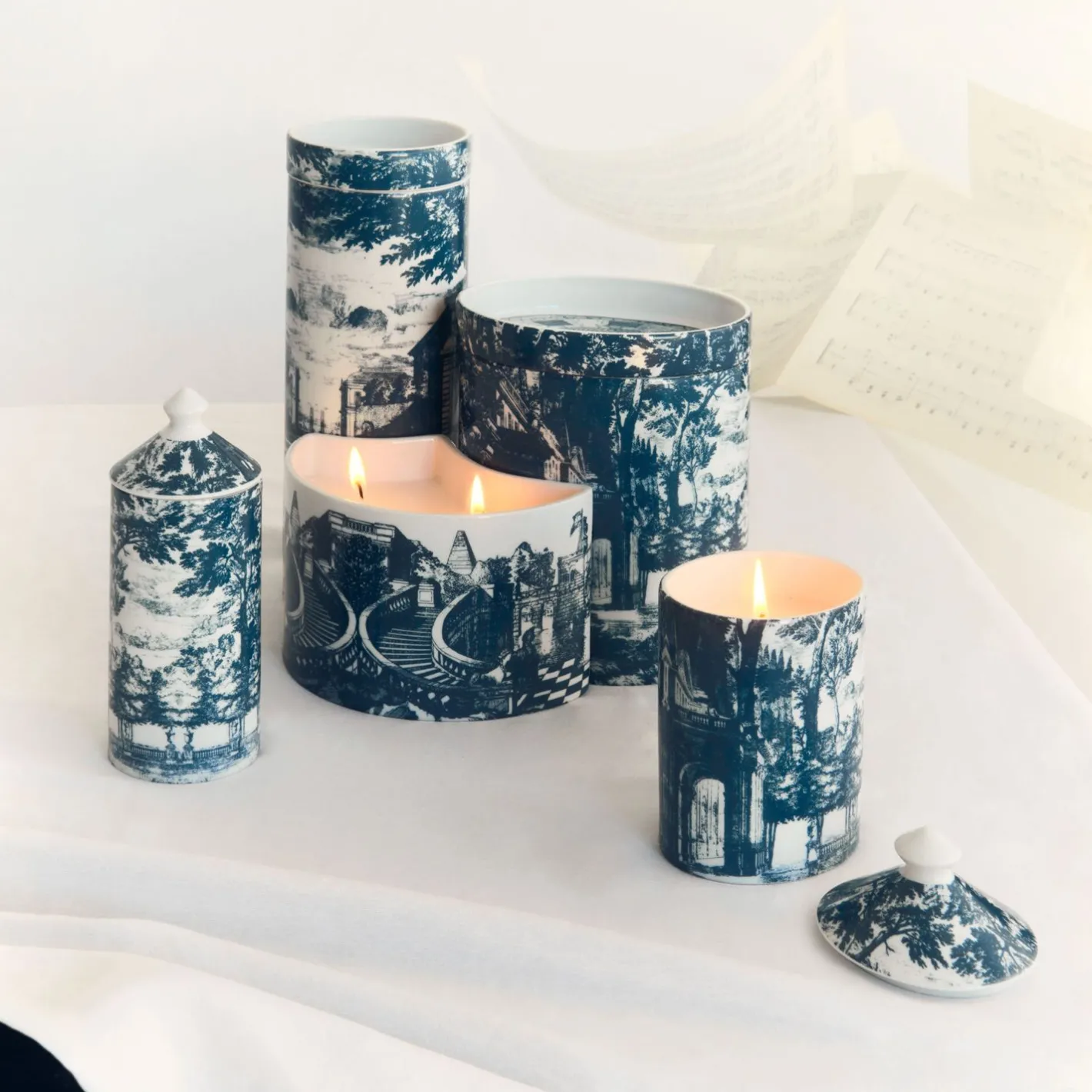 Fornasetti Candele Profumate^Nel Mentre Candela Profumata Alta - Decoro Giardino Settecentesco - Fragranza Giardino Segreto Blu Bianco