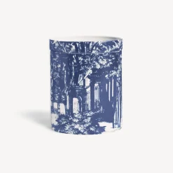 Fornasetti Candele Profumate^Nel Mentre Candela Profumata Grande - Decoro Giardino Settecentesco - Fragranza Giardino Segreto Blu Bianco