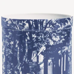 Fornasetti Candele Profumate^Nel Mentre Candela Profumata Grande - Decoro Giardino Settecentesco - Fragranza Giardino Segreto Blu Bianco