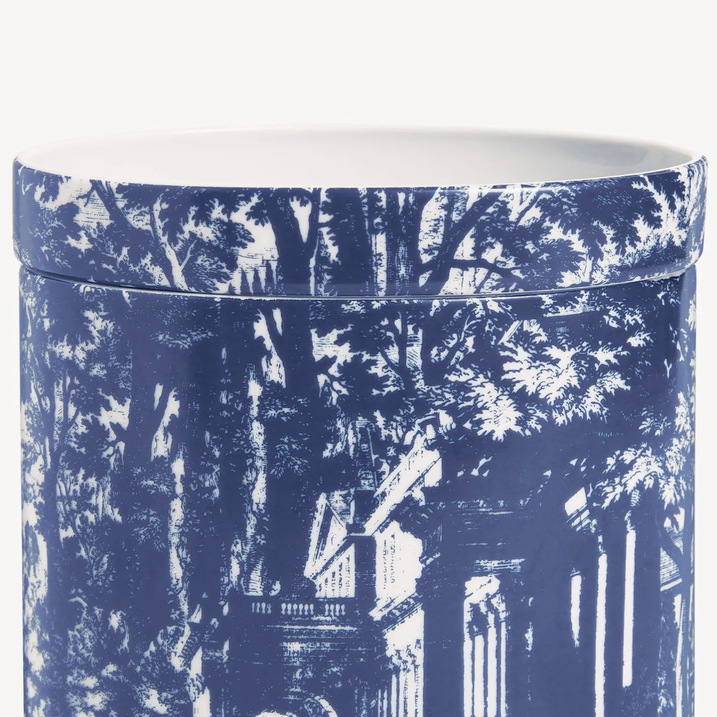 Fornasetti Candele Profumate^Nel Mentre Candela Profumata Grande - Decoro Giardino Settecentesco - Fragranza Giardino Segreto Blu Bianco