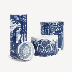 Fornasetti Candele Profumate^Nel Mentre Set Di Tre Candele Profumate - Decoro Giardino Settecentesco - Fragranza Giardino Segreto Blu Bianco