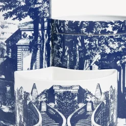 Fornasetti Candele Profumate^Nel Mentre Set Di Tre Candele Profumate - Decoro Giardino Settecentesco - Fragranza Giardino Segreto Blu Bianco
