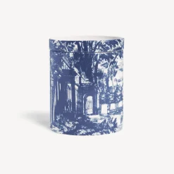 Fornasetti Candele Profumate^Nel Mentre Set Di Tre Candele Profumate - Decoro Giardino Settecentesco - Fragranza Giardino Segreto Blu Bianco
