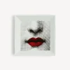 Fornasetti Piatti Decorativi^Piatto Quadrato Red Lips - Tema E Variazioni N.397 Bianco/Nero/Rosso