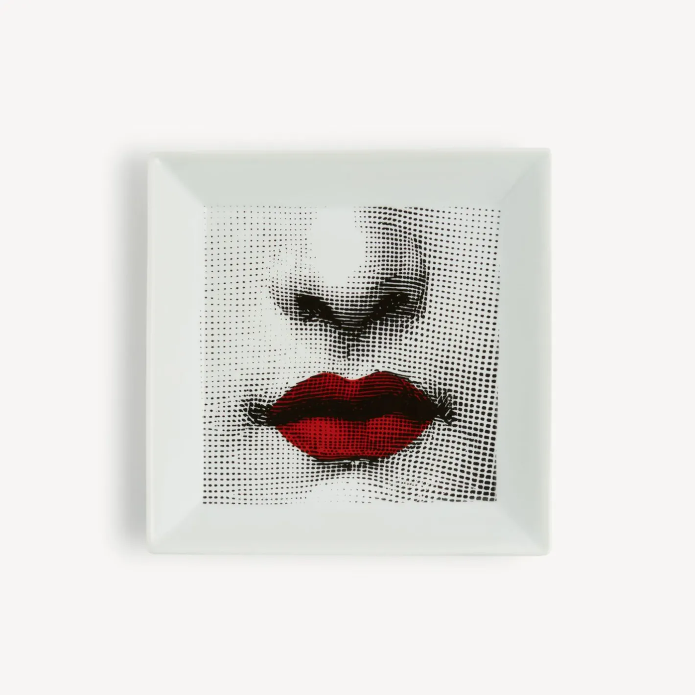 Fornasetti Piatti Decorativi^Piatto Quadrato Red Lips - Tema E Variazioni N.397 Bianco/Nero/Rosso