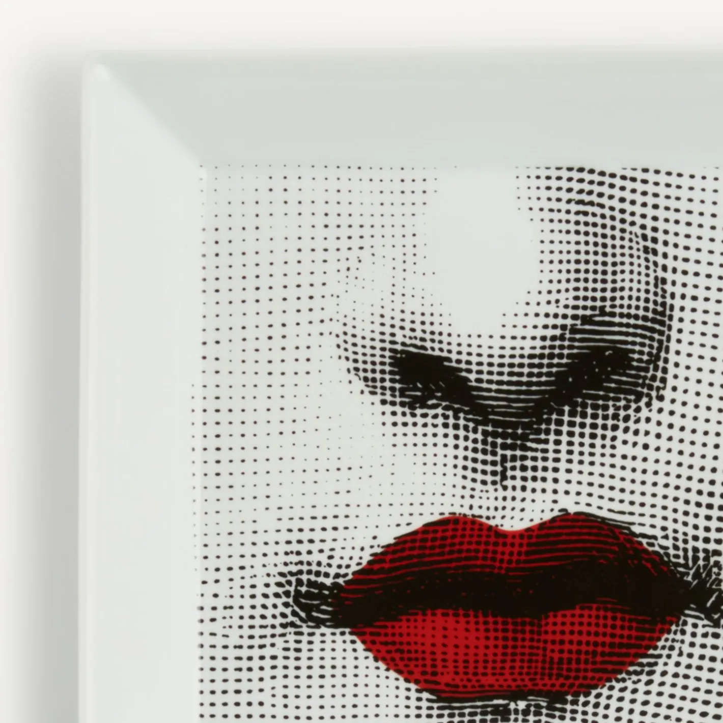 Fornasetti Piatti Decorativi^Piatto Quadrato Red Lips - Tema E Variazioni N.397 Bianco/Nero/Rosso