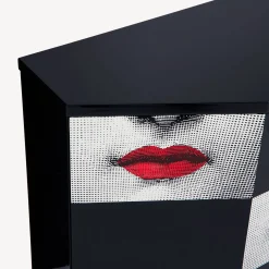 Fornasetti Armadietti^Piccolo Armadietto Bacio Poliedrico Rosso/Bianco/Nero