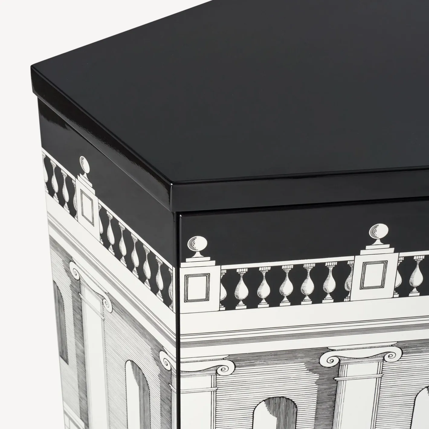 Fornasetti Armadietti^Piccolo Mobiletto Poliedrico Casa Con Colonne Bianco Nero