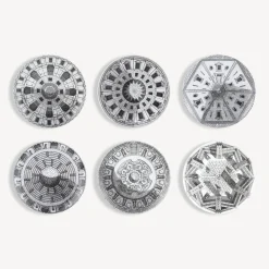 Fornasetti Piatti Decorativi^Set 6 Piatti Cortili Bianco Nero