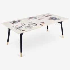 Fornasetti Tabelle^Tavolo Rettangolare Oggetti Sparsi Multicolore