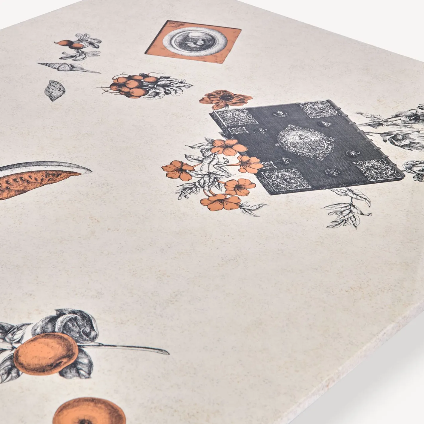 Fornasetti Tabelle^Tavolo Rettangolare Oggetti Sparsi Multicolore