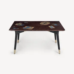 Fornasetti Tabelle^Tavolo Rettangolare Oggetti Sparsi Multicolore