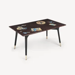 Fornasetti Tabelle^Tavolo Rettangolare Oggetti Sparsi Multicolore